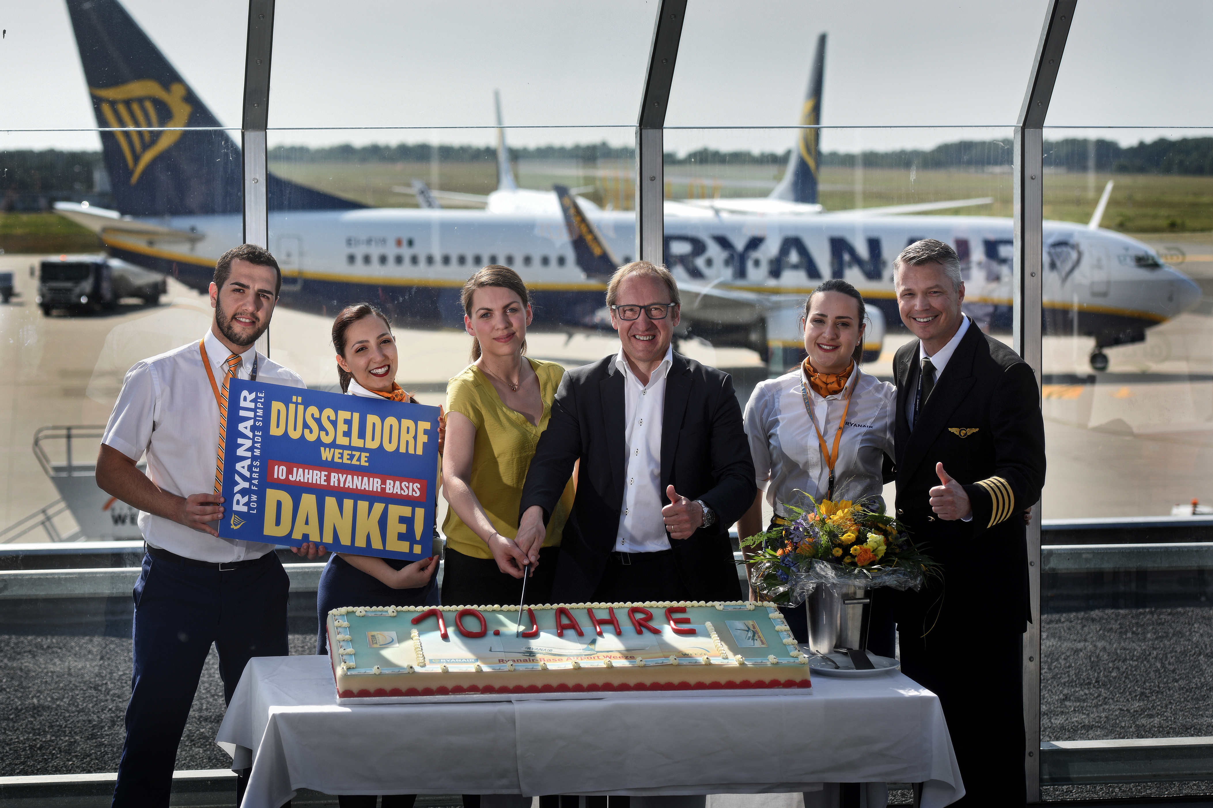 Ryanair Feiert 10-Jähriges Jubiläum Der Basis Am Flughafen Düsseldorf (Weeze)