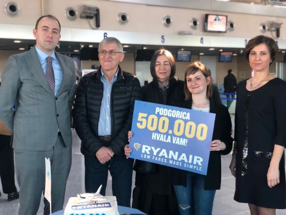 Ryanair Obilježava Jubilarnog Petstohiljaditog Putnika Na Aerodromu Podgorica