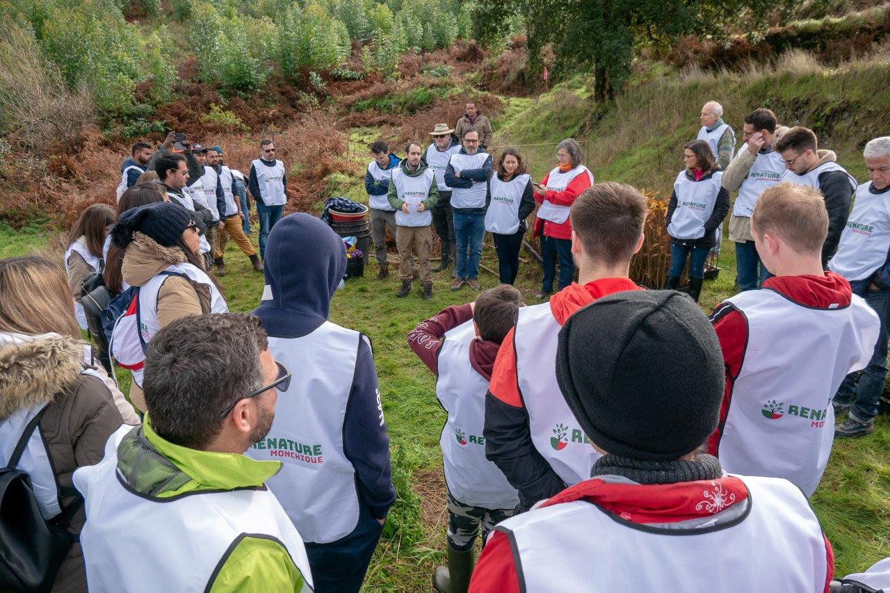 Ryanair’s Dublin Based Employees Land In Monchique, Portugal Restoring Forest Region Destroyed By Forest Fires – Planting 2,000 Trees In 1 Day