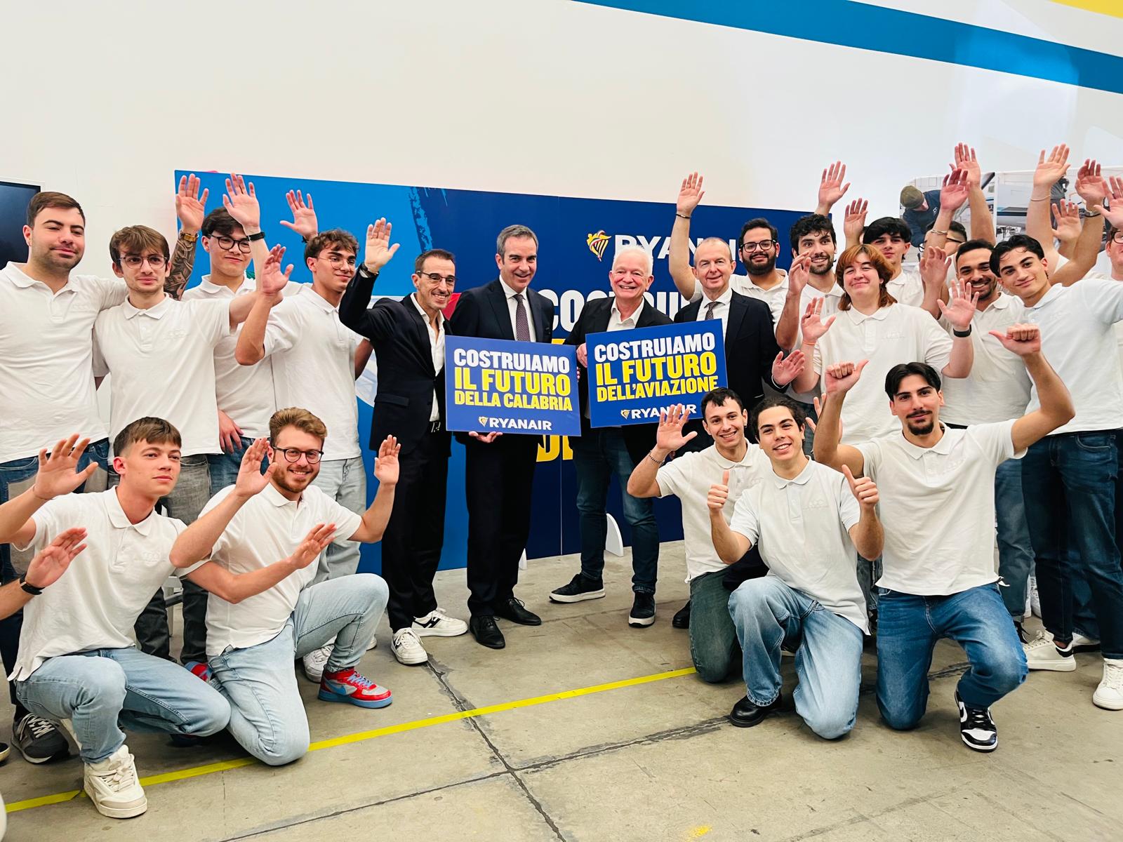 IL CEO DI RYANAIR EDDIE WILSON VISITA L’AIRCRAFT ENGINEERING ACADEMY, DOVE GLI STUDENTI SI FORMANO PER IL NUOVO IMPIANTO DI MANUTENZIONE DELLA COMPAGNIA IN CALABRIA